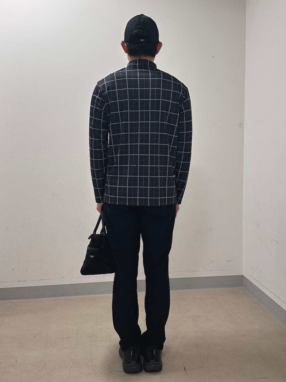 ブルー系のポロシャツ、ブラック系のその他パンツ、ブラック系のトートバッグを着用したメンズの秋コーディネートの3枚目の写真