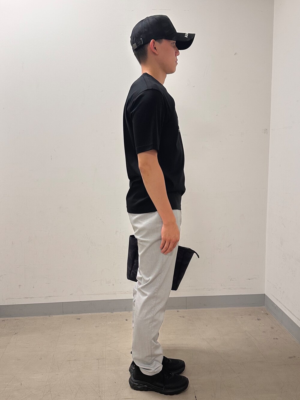 ブラック系のTシャツ/カットソー、グレー系のその他パンツ、ブラック系のトートバッグを着用したメンズの夏コーディネートの4枚目の写真