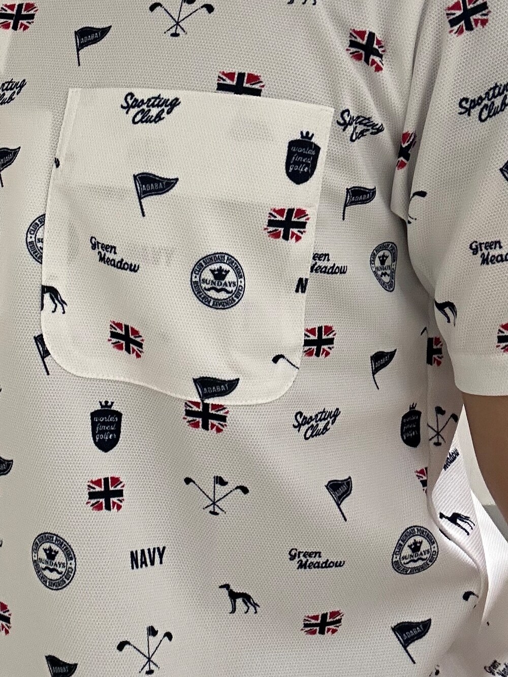 ホワイト系のポロシャツ、グレー系のその他パンツ、ブラック系のトートバッグを着用したメンズの夏コーディネートの5枚目の写真
