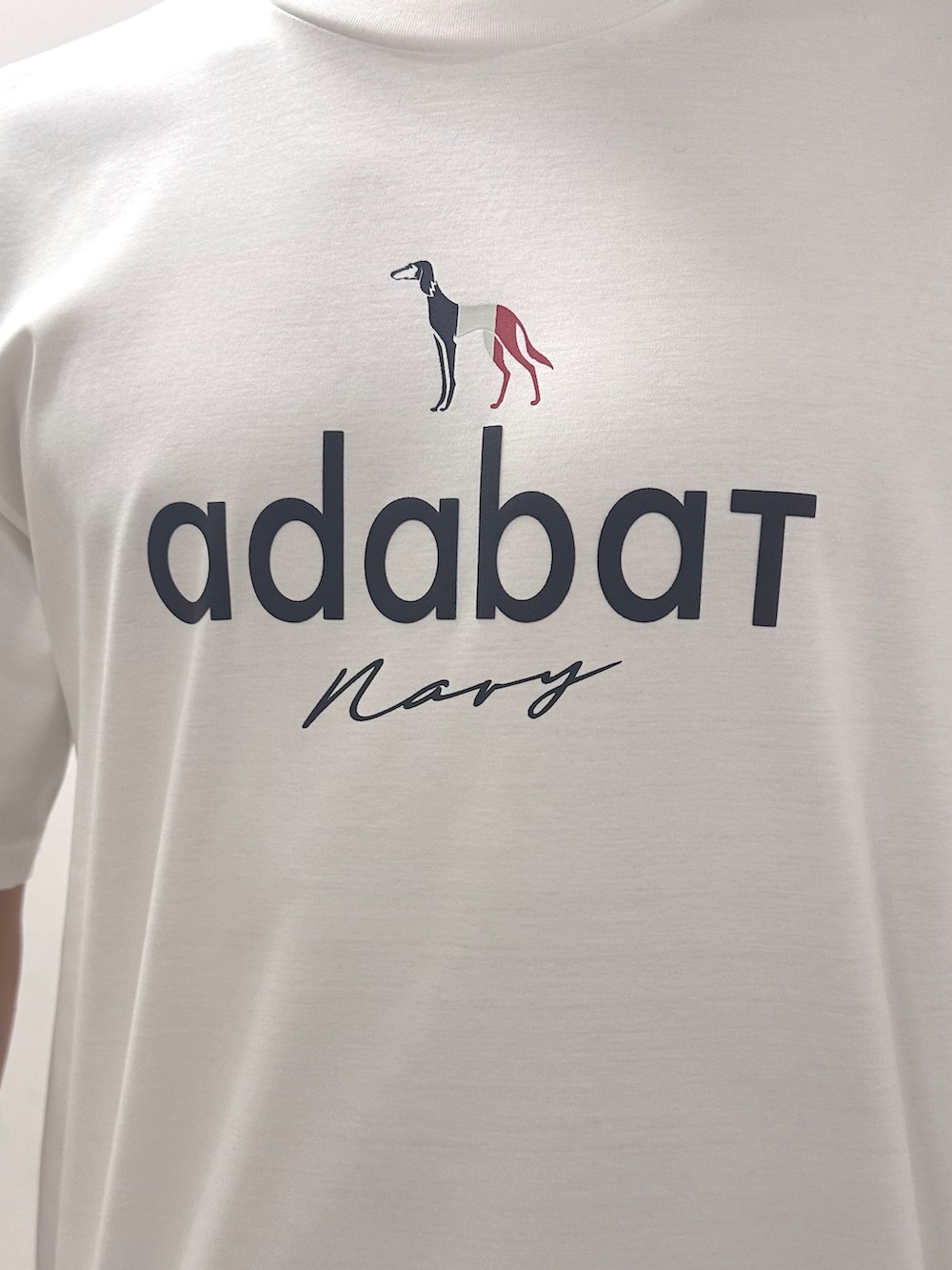 ホワイト系のTシャツ/カットソー、ブラック系のその他パンツ、ブラック系のキャップを着用したメンズの夏コーディネートの5枚目の写真
