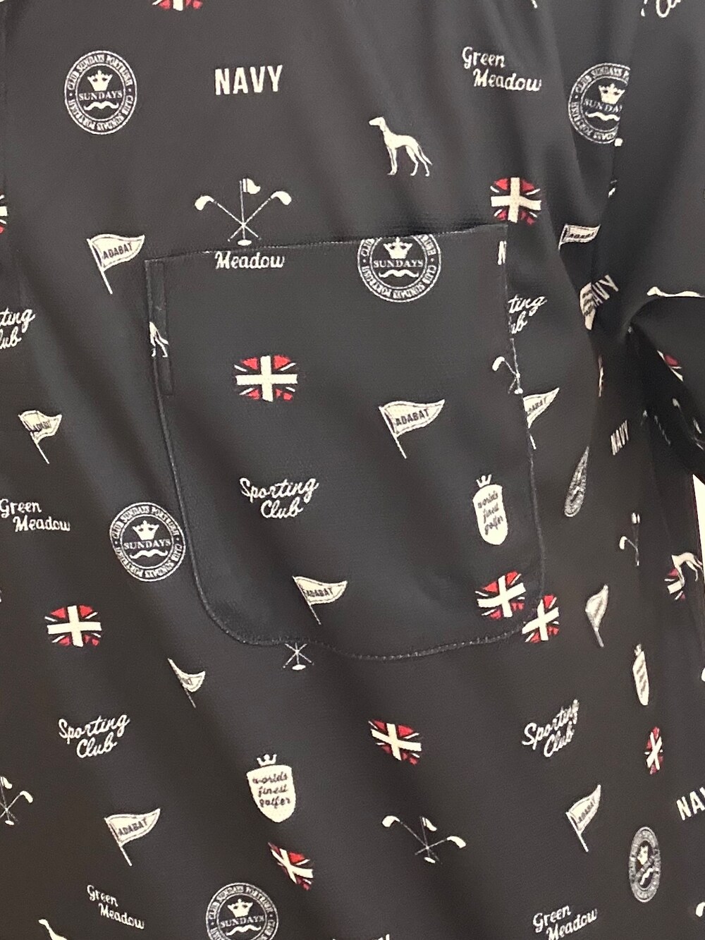 ブルー系のポロシャツ、グレー系のその他パンツ、ブラック系のキャップを着用したメンズの夏コーディネートの5枚目の写真