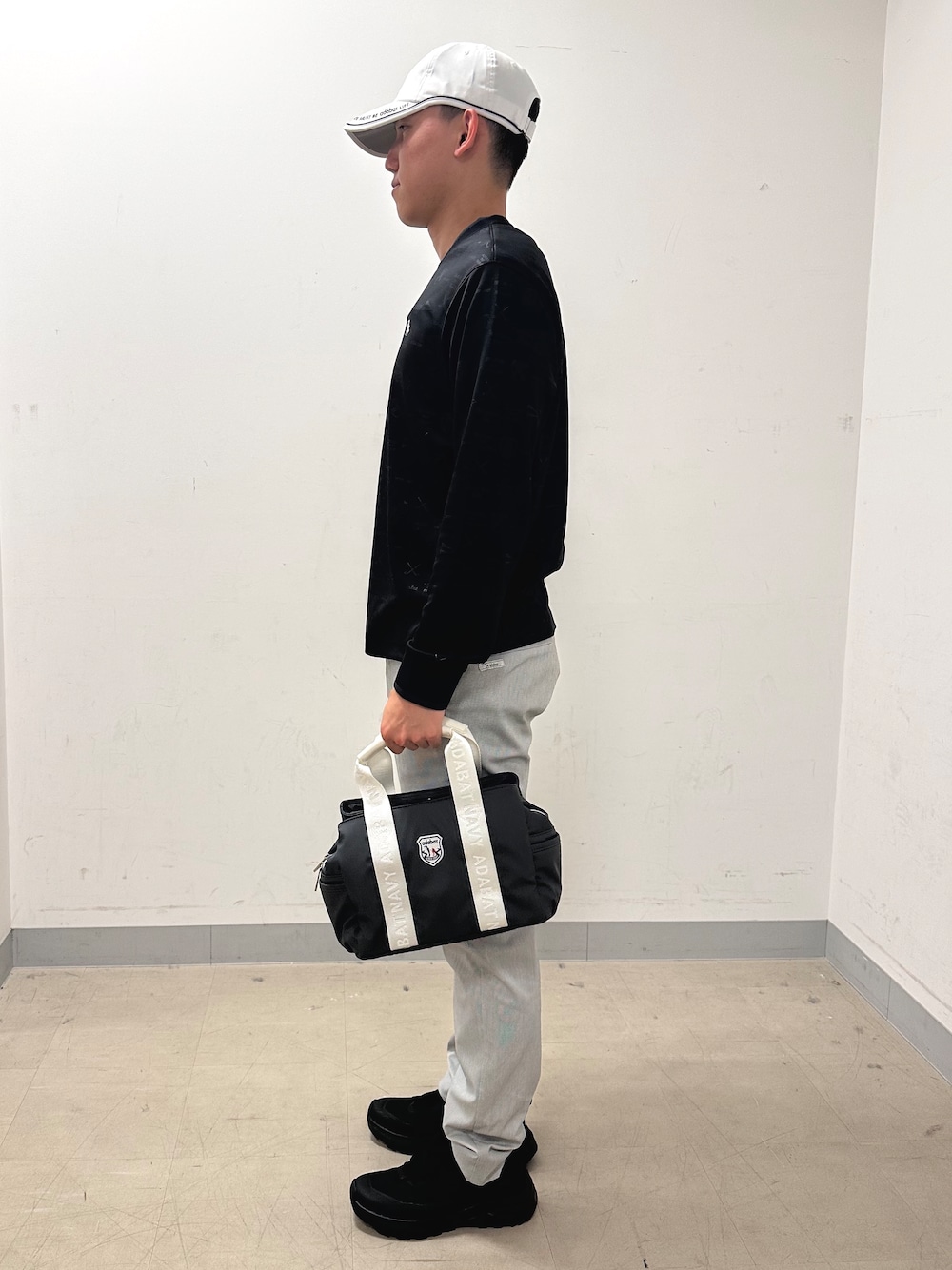ブラック系のスウェット、グレー系のその他パンツ、ホワイト系のキャップを着用したメンズの夏コーディネートの2枚目の写真