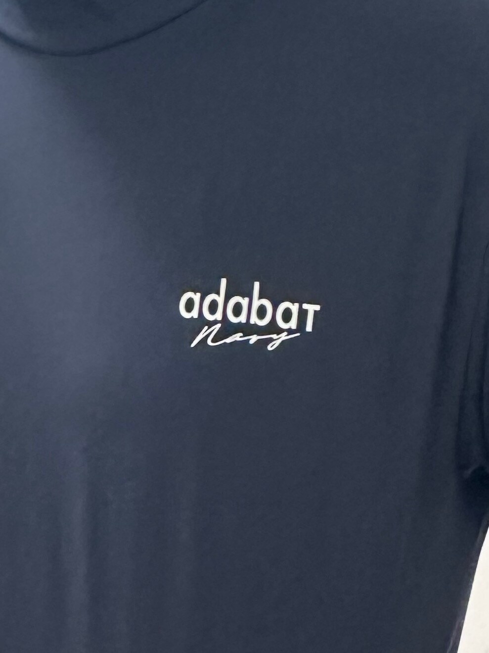 ブルー系のTシャツ/カットソー、ブラック系のその他パンツ、ブルー系のトートバッグを着用したメンズの夏コーディネートの5枚目の写真