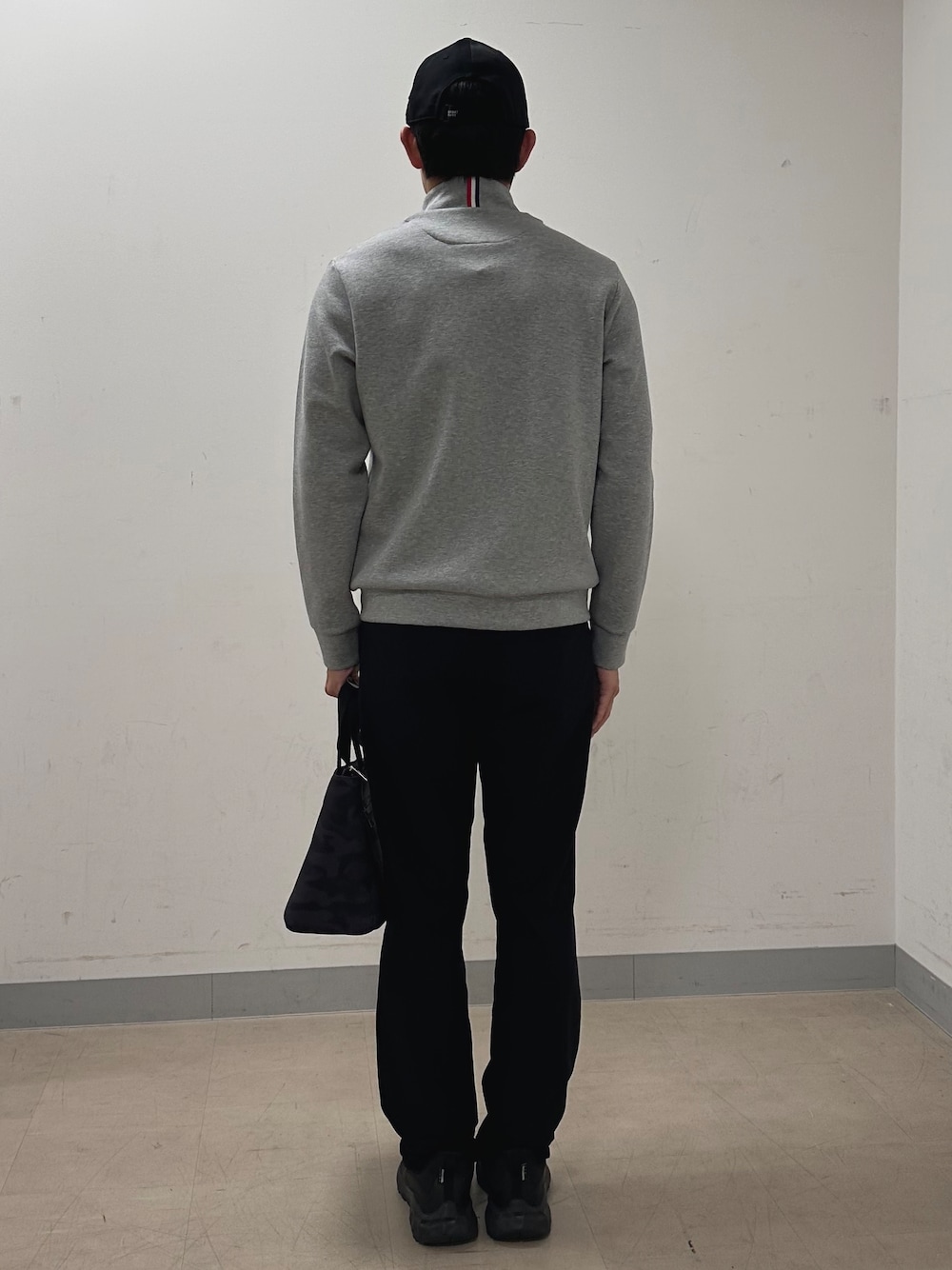 ブラック系のその他パンツ、ブラック系のキャップを着用したメンズの秋コーディネートの3枚目の写真