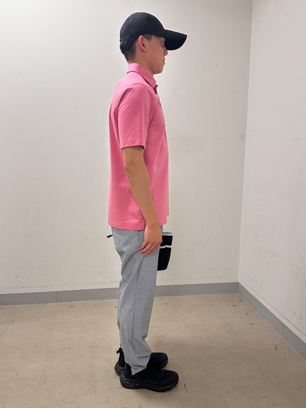 ピンク系のポロシャツ、グレー系のその他パンツ、ブルー系のトートバッグを着用したメンズの夏コーディネートの4枚目の写真
