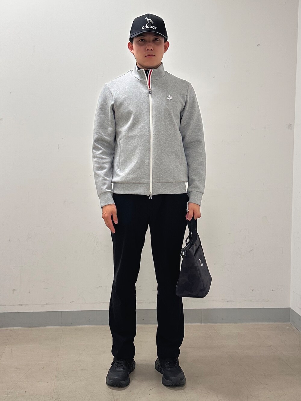 ブラック系のその他パンツ、ブラック系のキャップを着用したメンズの秋コーディネートの5枚目の写真