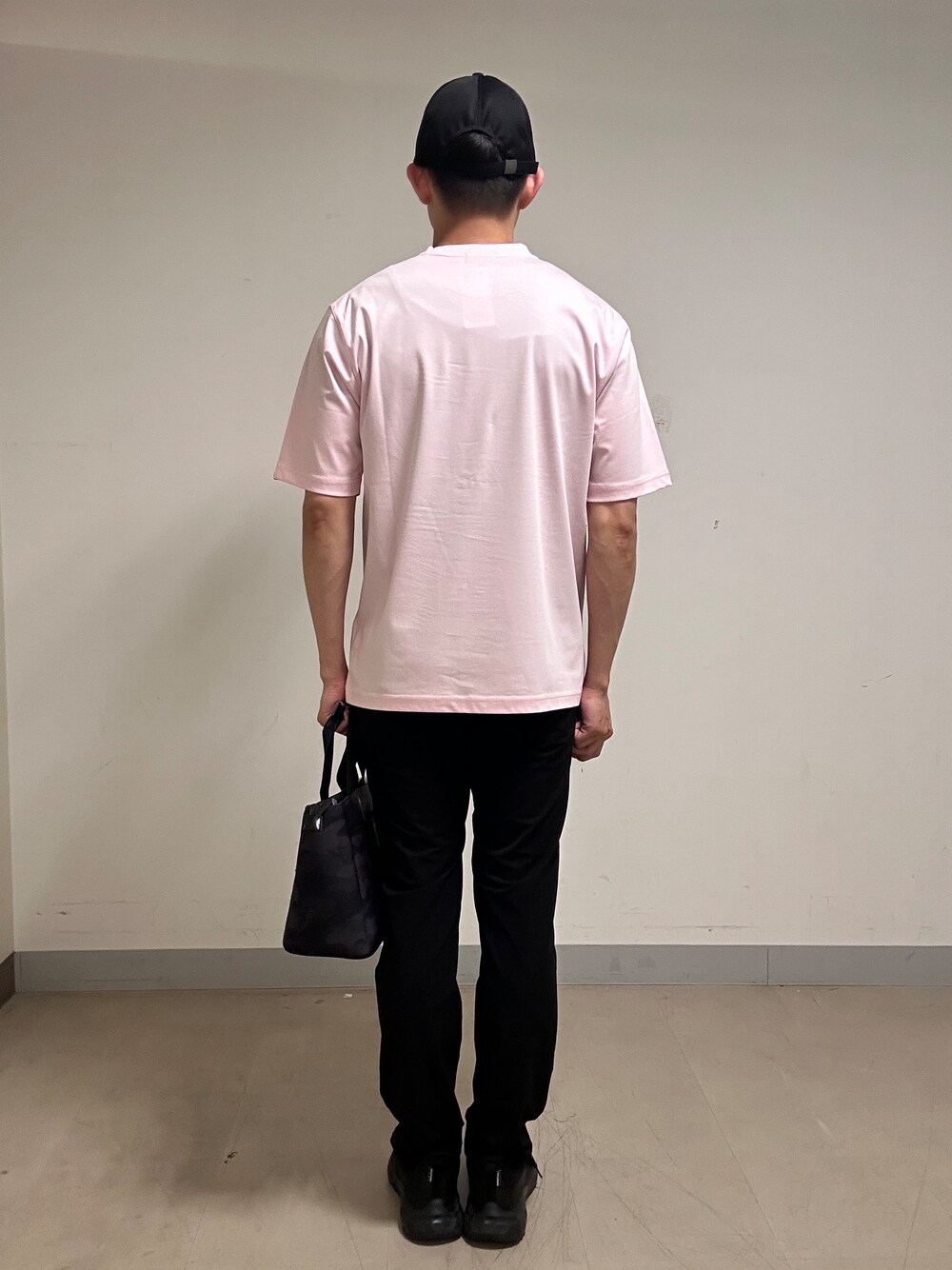 ピンク系のTシャツ/カットソー、ブラック系のその他パンツ、ブラック系のトートバッグを着用したメンズの夏コーディネートの3枚目の写真