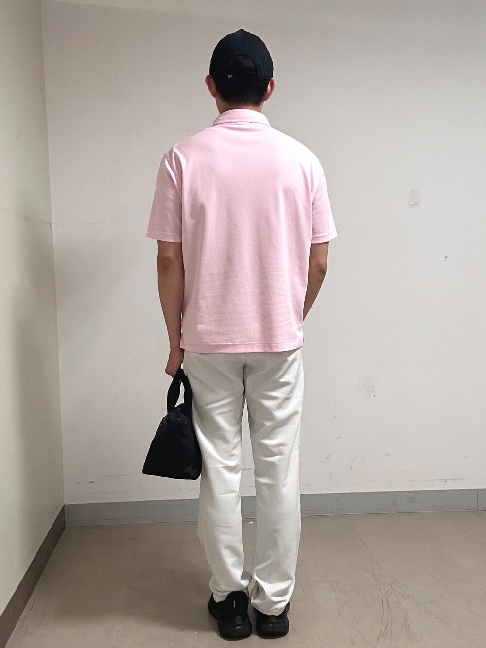 ピンク系のポロシャツ、グレー系のその他パンツ、ブラック系のキャップを着用したメンズの夏コーディネートの3枚目の写真