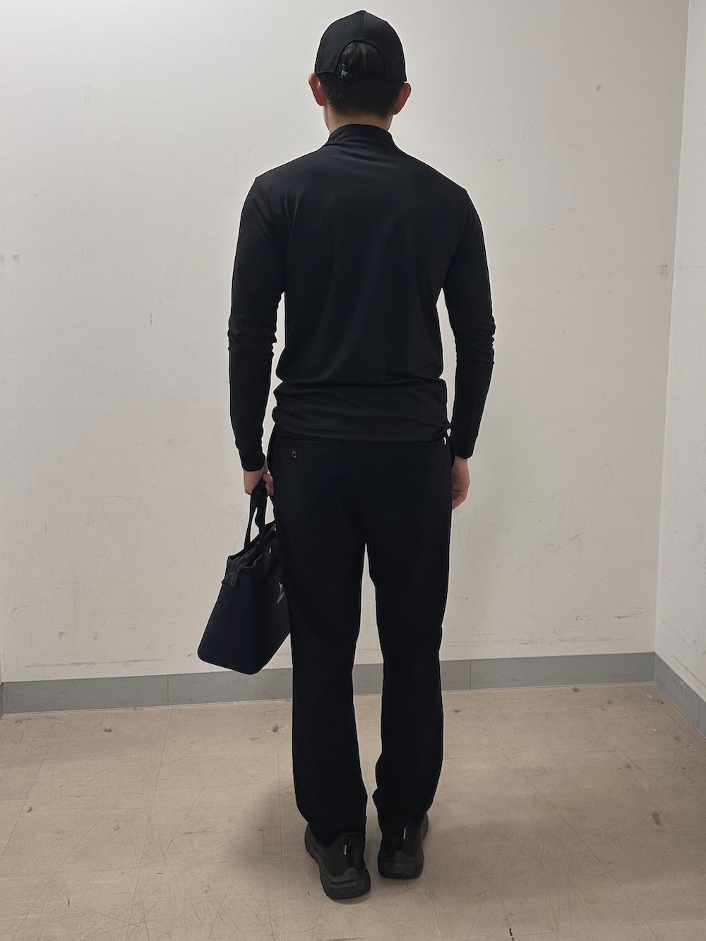 ブラック系のその他パンツ、ブルー系のトートバッグを着用したメンズの夏コーディネートの3枚目の写真
