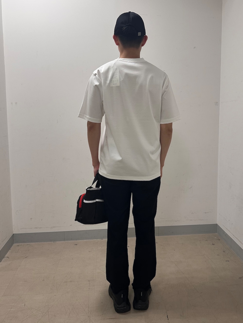 ホワイト系のTシャツ/カットソー、ブラック系のその他パンツ、ブラック系のキャップを着用したメンズの夏コーディネートの3枚目の写真