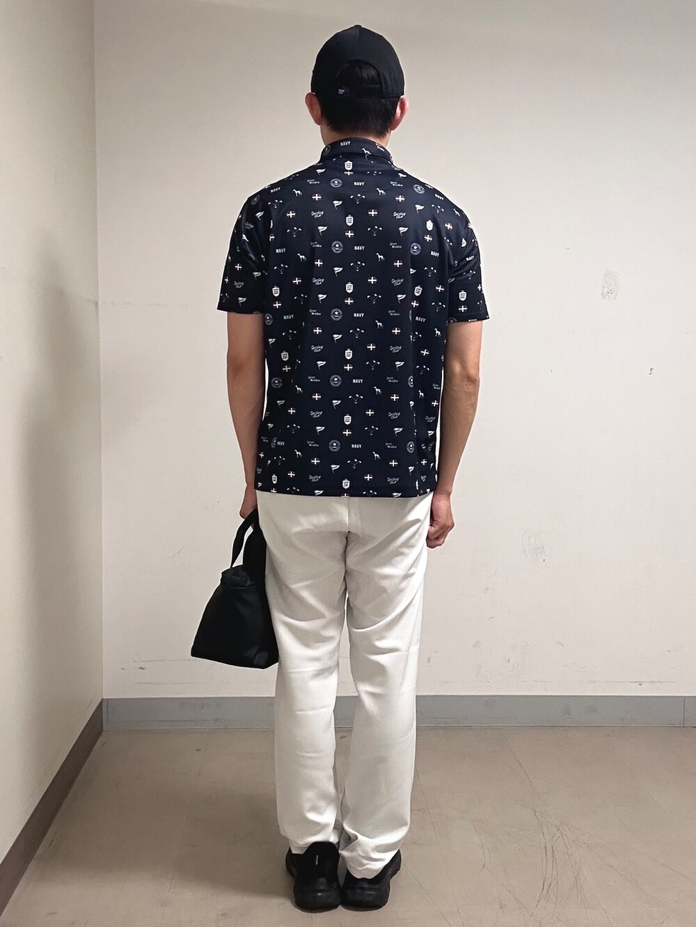 ブルー系のポロシャツ、グレー系のその他パンツ、ブラック系のキャップを着用したメンズの夏コーディネートの3枚目の写真