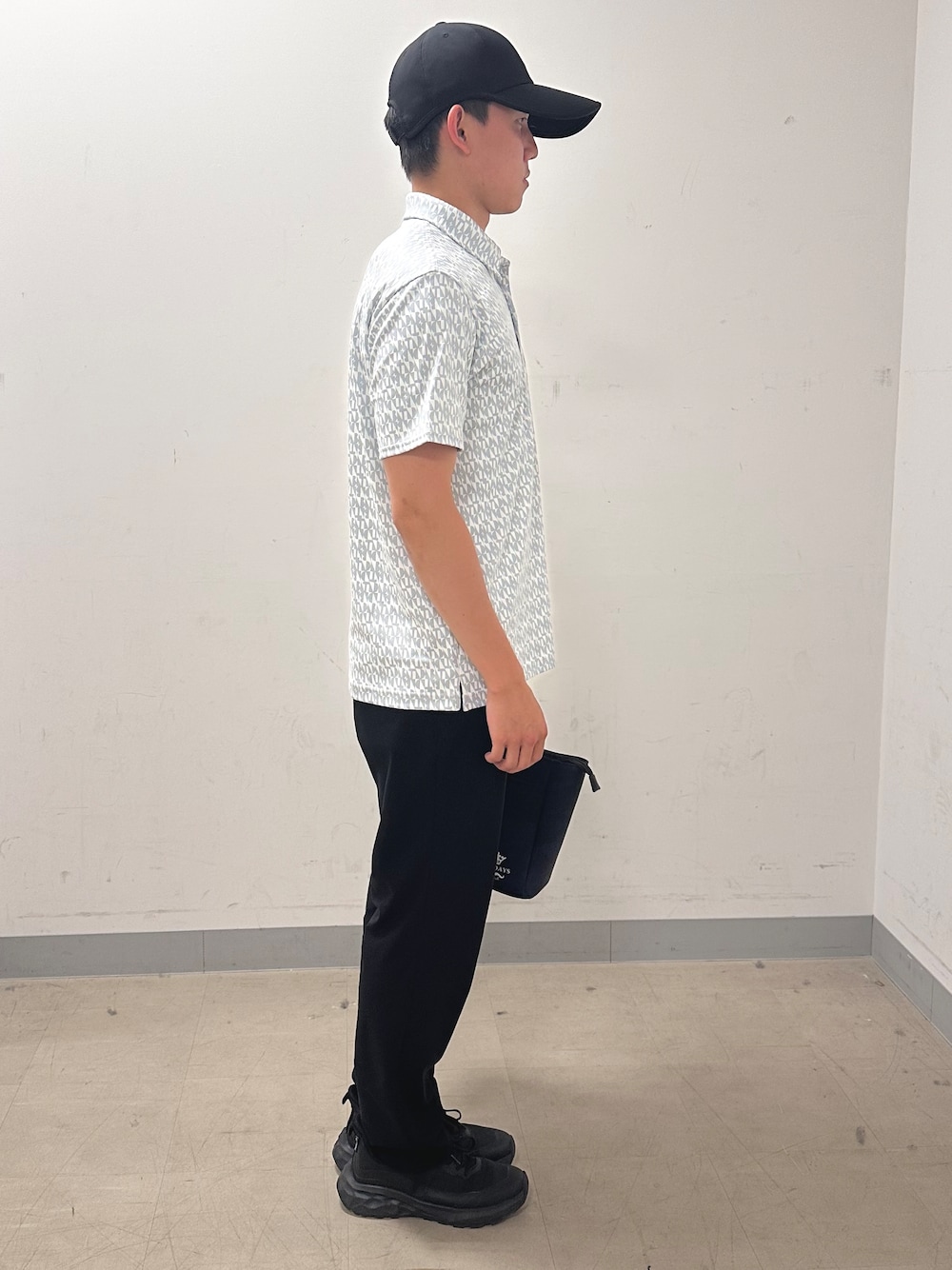 グレー系のポロシャツ、ブラック系のその他パンツ、ブルー系のトートバッグを着用したメンズの夏コーディネートの4枚目の写真