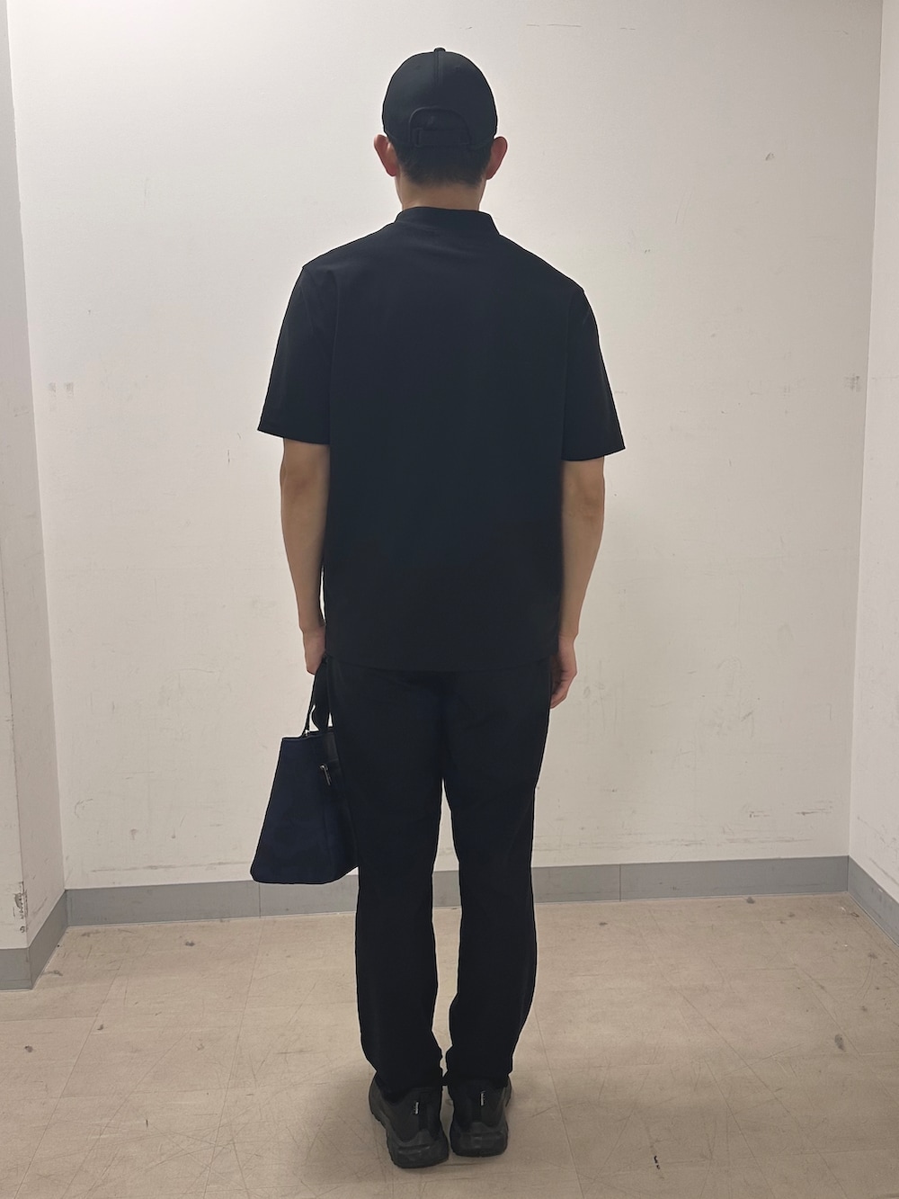 ブラック系のTシャツ/カットソー、ブラック系のその他パンツ、ブルー系のトートバッグを着用したメンズの夏コーディネートの3枚目の写真