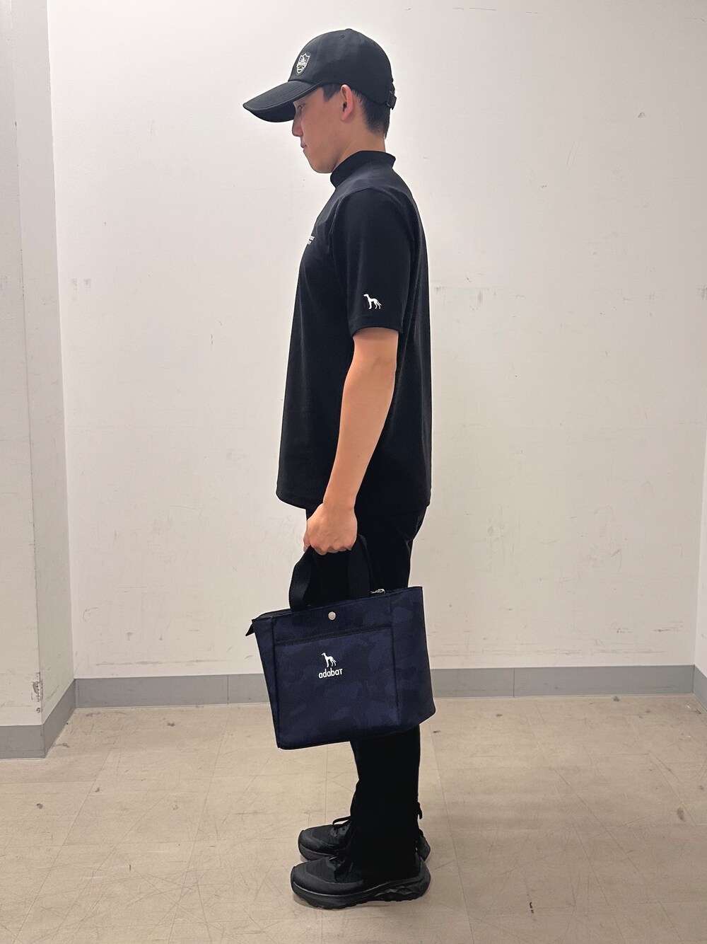 ブラック系のTシャツ/カットソー、ブラック系のその他パンツ、ブルー系のトートバッグを着用したメンズの夏コーディネートの2枚目の写真