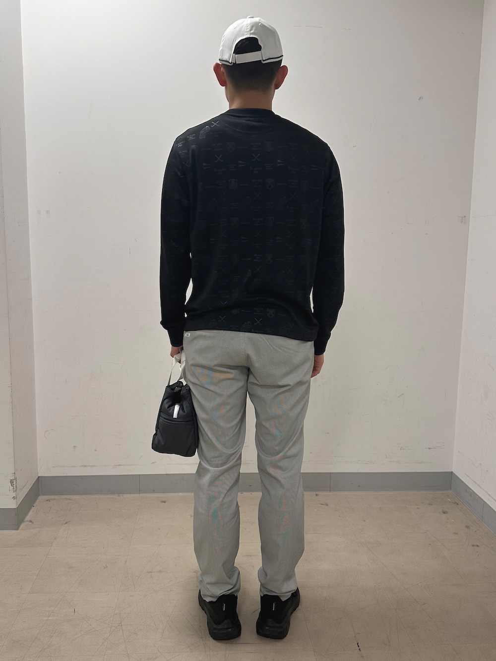ブラック系のスウェット、グレー系のその他パンツ、ホワイト系のキャップを着用したメンズの夏コーディネートの3枚目の写真