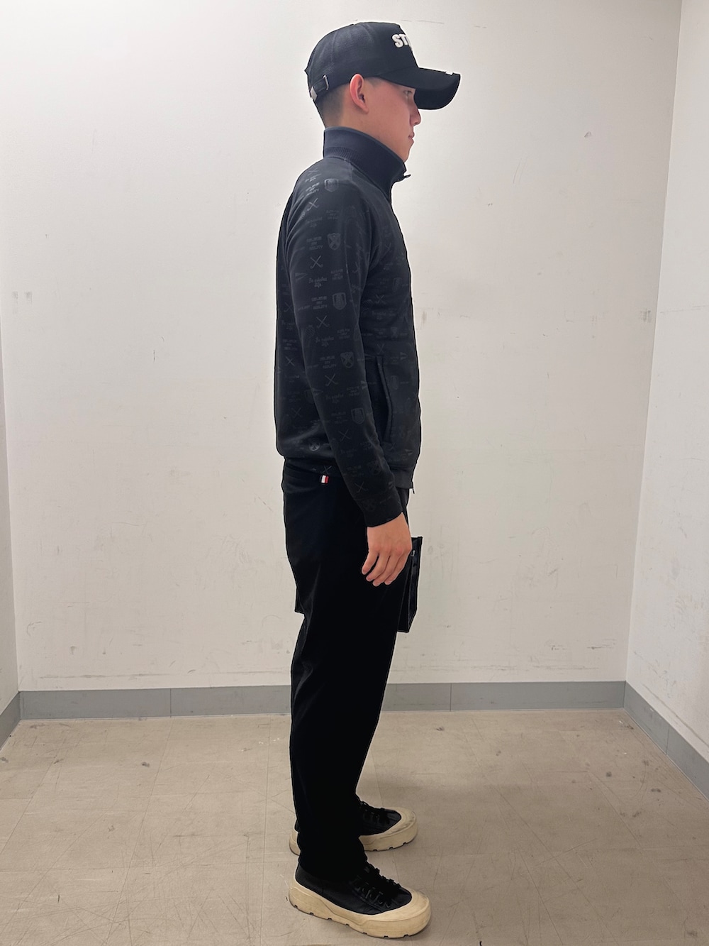 ブラック系のブルゾン、ブラック系のその他パンツ、ブルー系のトートバッグを着用したメンズの夏コーディネートの4枚目の写真