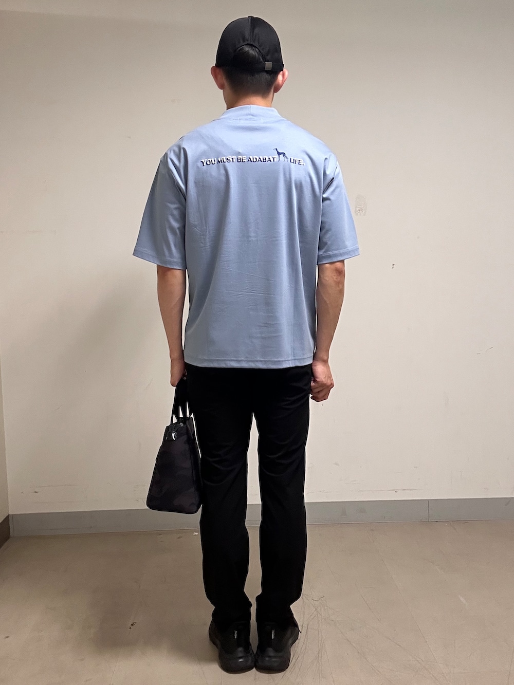 ブルー系のTシャツ/カットソー、ブラック系のその他パンツ、ブラック系のトートバッグを着用したメンズの夏コーディネートの3枚目の写真
