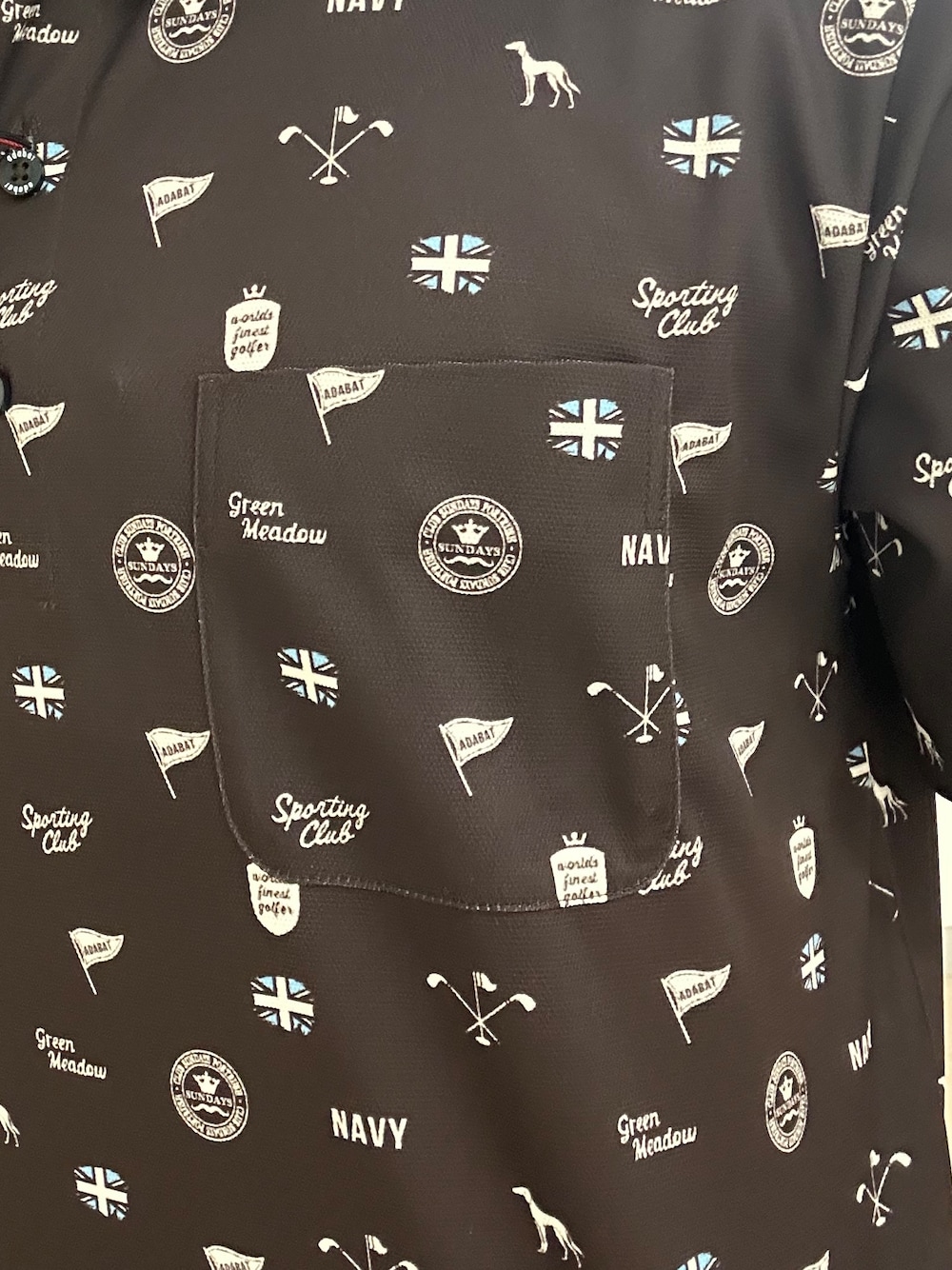 ブラウン系のポロシャツ、グレー系のその他パンツ、ブラック系のキャップを着用したメンズの夏コーディネートの5枚目の写真