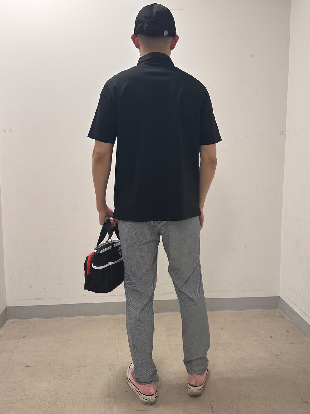 ブラック系のポロシャツ、ブラック系のその他パンツ、ブラック系のトートバッグを着用したメンズの夏コーディネートの3枚目の写真