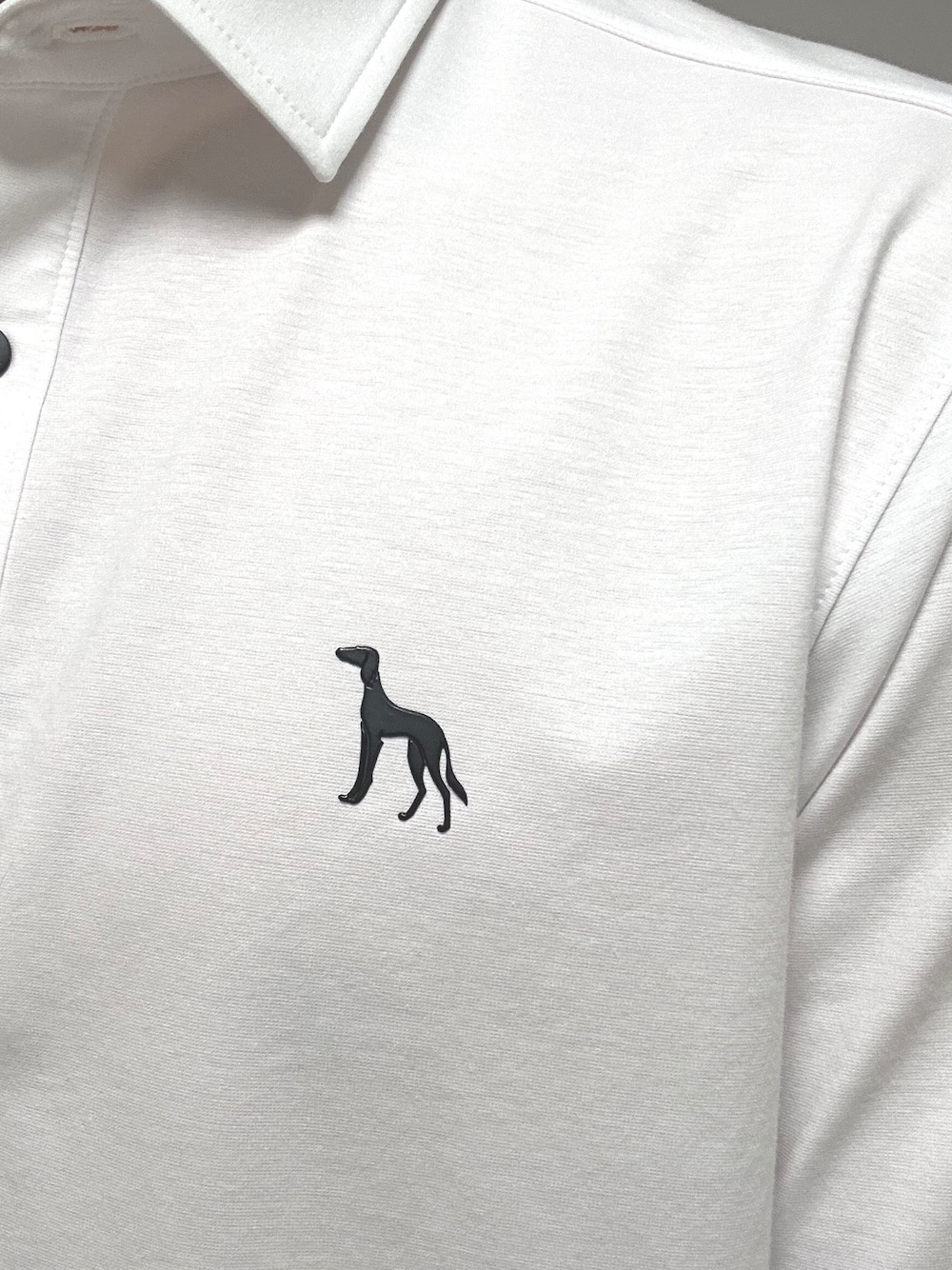 ホワイト系のポロシャツ、グレー系のその他パンツ、ブラック系のトートバッグを着用したメンズの夏コーディネートの5枚目の写真