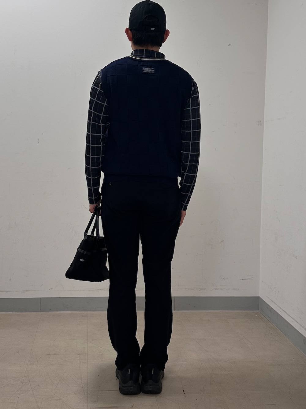 ブルー系のポロシャツ、ブラック系のその他パンツ、ブラック系のトートバッグを着用したメンズの秋コーディネートの3枚目の写真