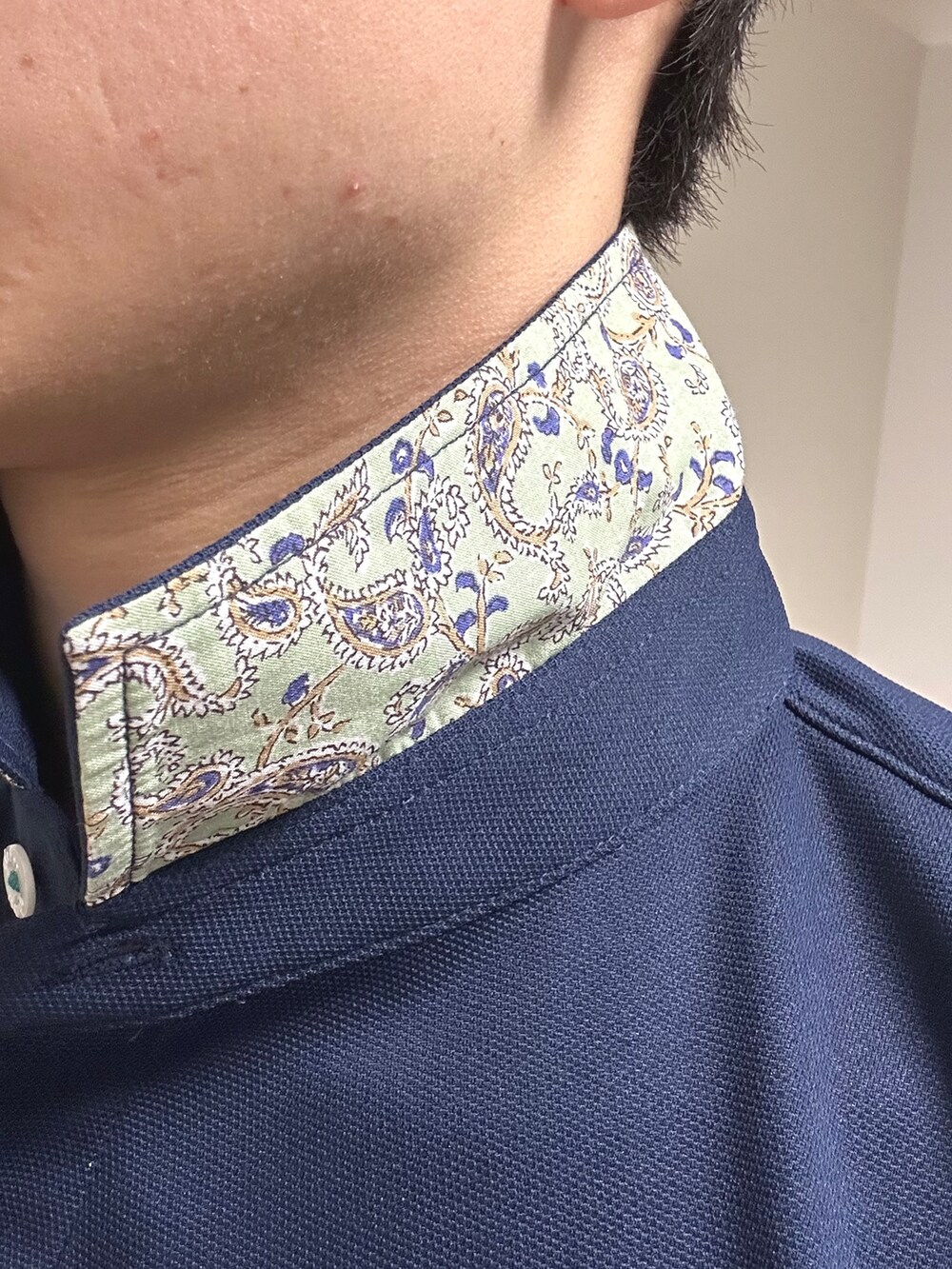 ブルー系のポロシャツ、グレー系のその他パンツ、ブラック系のトートバッグを着用したメンズの夏コーディネートの5枚目の写真