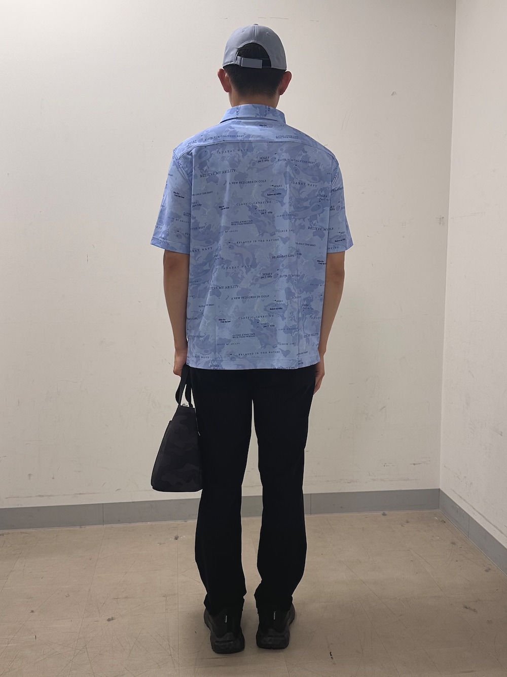 ブルー系のポロシャツ、ブラック系のその他パンツ、ブラック系のトートバッグを着用したメンズの夏コーディネートの3枚目の写真