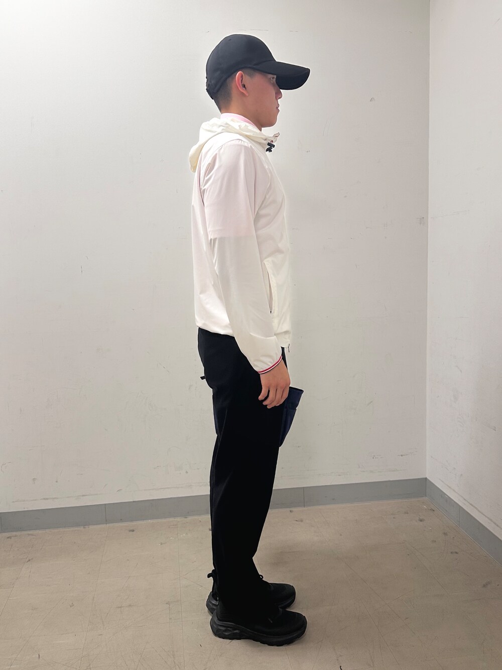 ホワイト系のブルゾン、ブラック系のその他パンツ、ブルー系のトートバッグを着用したメンズの夏コーディネートの4枚目の写真
