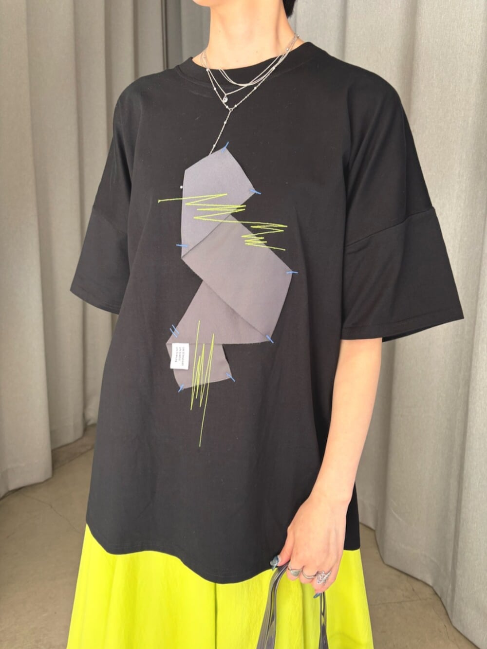 ブラック系のTシャツ/カットソー、イエロー系のその他パンツ、ブラック系のスニーカーを着用したレディースの夏コーディネートの5枚目の写真