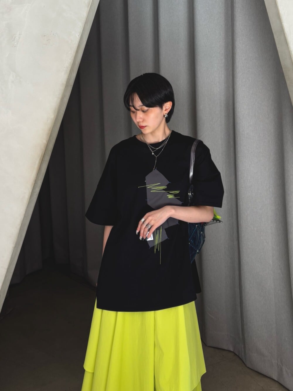 ブラック系のTシャツ/カットソー、イエロー系のその他パンツ、ブラック系のスニーカーを着用したレディースの夏コーディネートの4枚目の写真