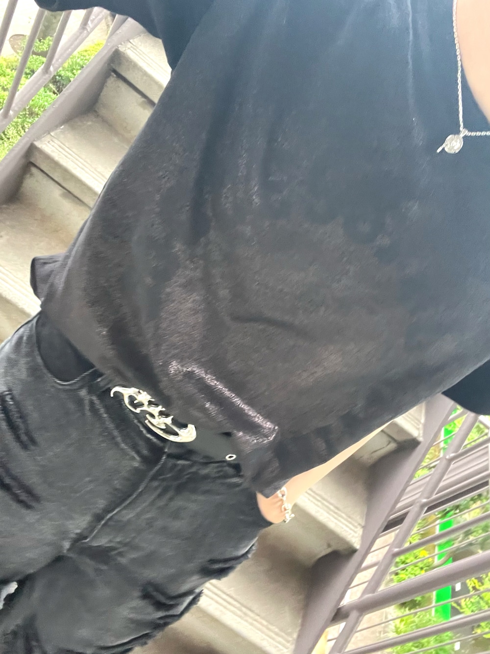 ブラック系のTシャツ/カットソー、ブラック系のデニムパンツ、ブラック系のベルトを着用したメンズの夏コーディネートの2枚目の写真
