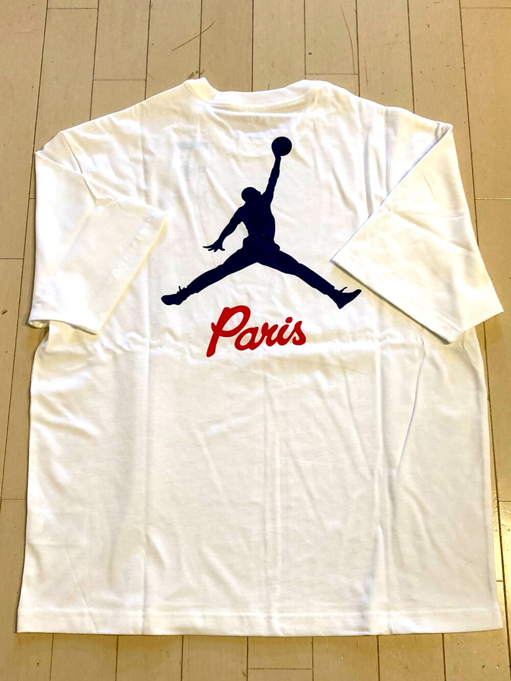 ホワイト系のTシャツ/カットソーを着用したメンズの秋コーディネートの2枚目の写真