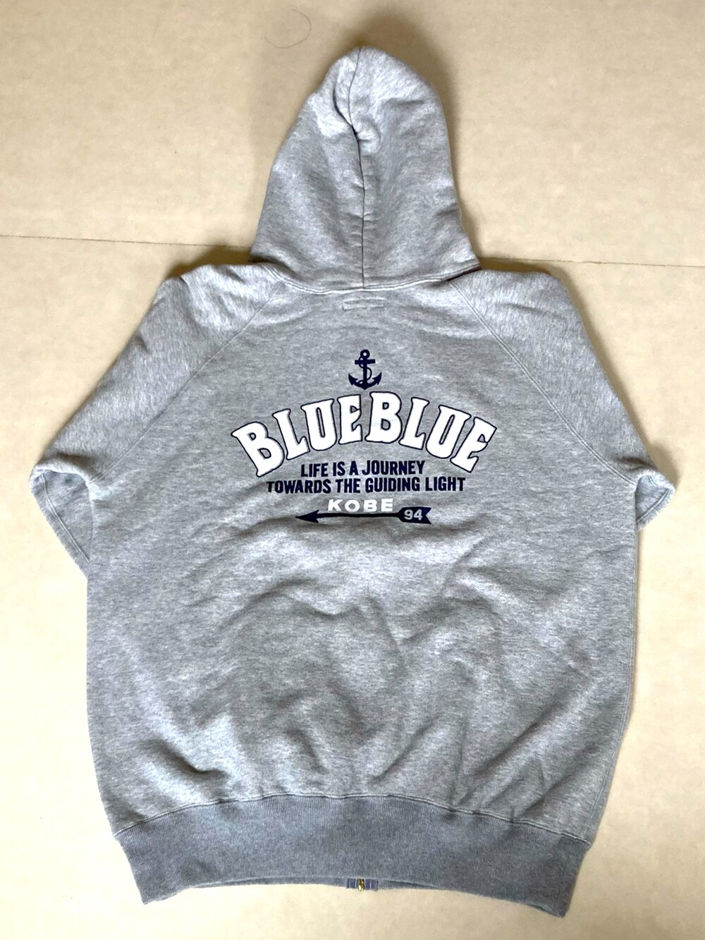 グレー系のパーカーを着用したメンズの秋コーディネートの2枚目の写真