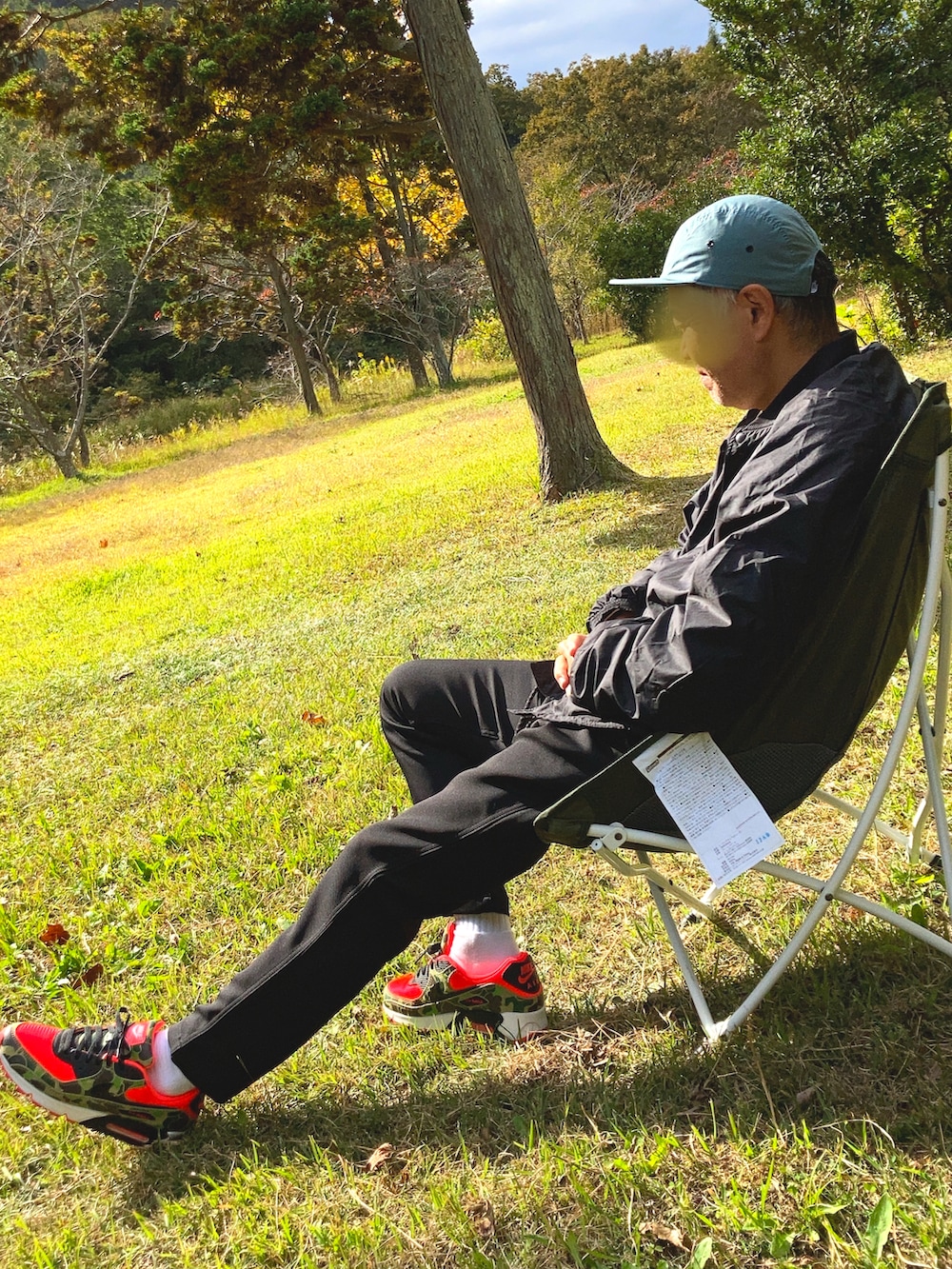 ブラック系のブルゾン、ブラック系のその他パンツ、レッド系のスニーカーを着用したメンズの秋コーディネートの2枚目の写真