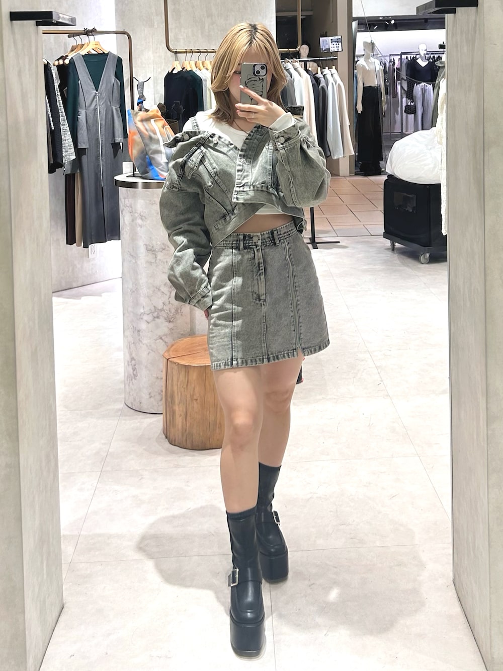 ブラック系のブーツ、ホワイト系のTシャツ/カットソー、グリーン系のデニムジャケットを着用したレディースの冬コーディネートの5枚目の写真