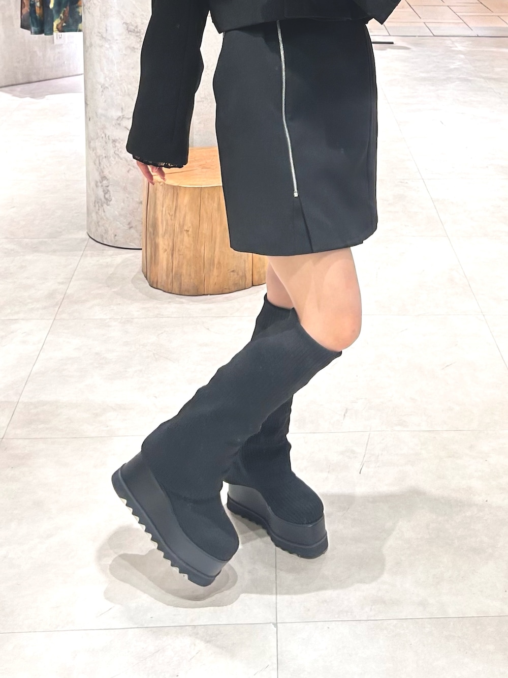 ブラック系のワンピース、ブラック系のブーツ、ブラック系のTシャツ/カットソーを着用したレディースの春コーディネートの4枚目の写真