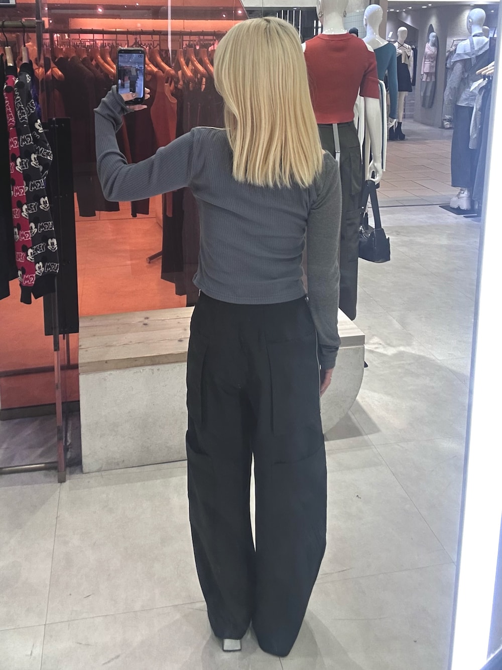 ブラック系のパンプス、グレー系のTシャツ/カットソー、ブラック系のカーゴパンツを着用したレディースの春コーディネートの3枚目の写真