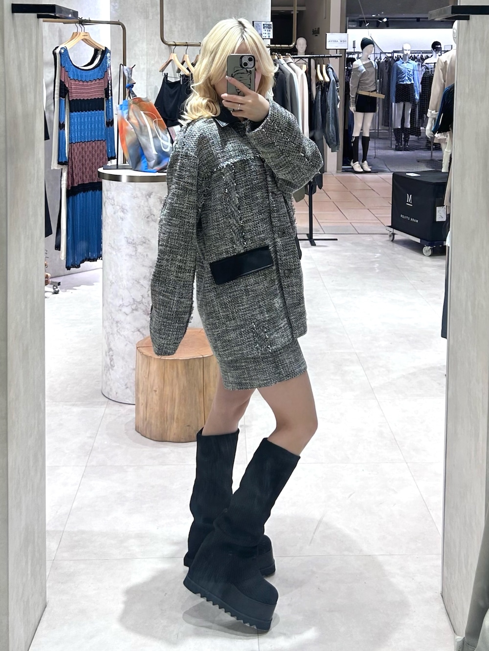 グレー系のテーラードジャケット、グレー系のその他パンツ、ブラック系のブーツを着用したレディースの春コーディネートの2枚目の写真