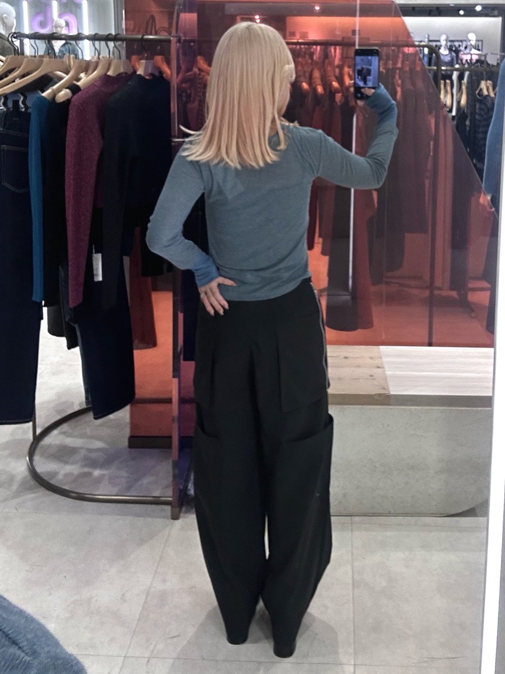 ブラック系のカーゴパンツ、ブラック系のブーツ、ブルー系のカーディガン/ボレロを着用したレディースの春コーディネートの3枚目の写真