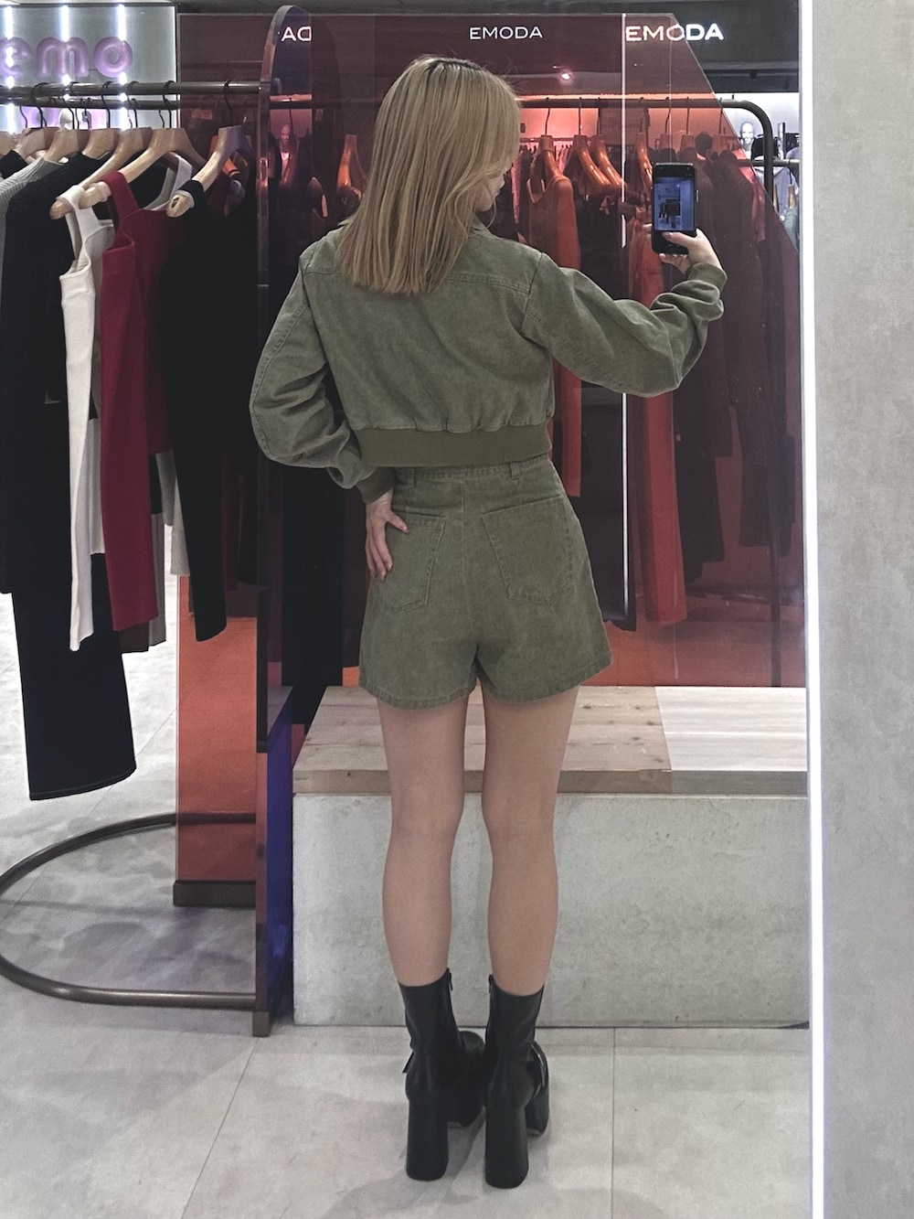 ブラック系のブーツ、グリーン系のブルゾン、ブラウン系のTシャツ/カットソーを着用したレディースの春コーディネートの3枚目の写真