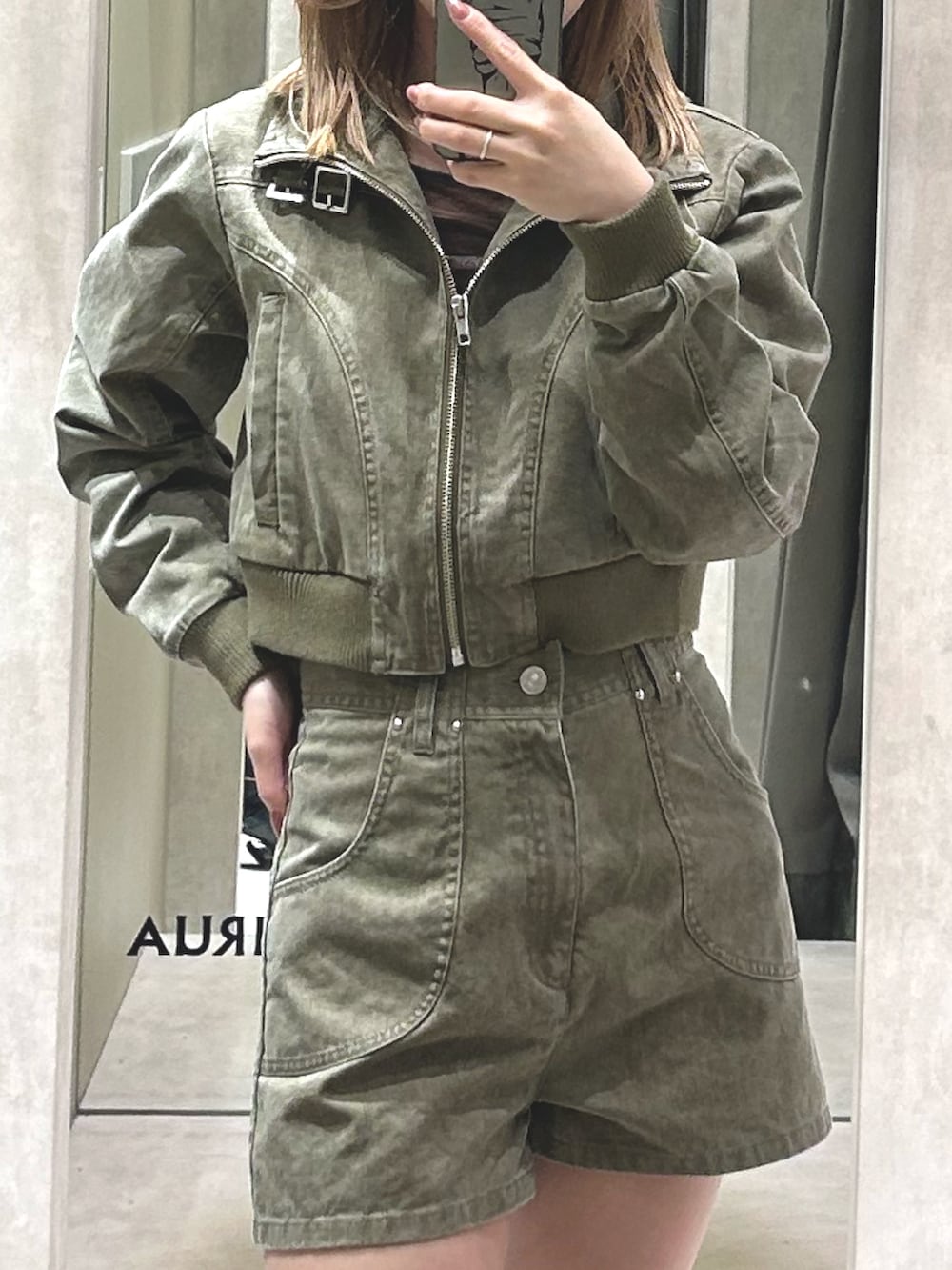 ブラック系のブーツ、グリーン系のブルゾン、ブラウン系のTシャツ/カットソーを着用したレディースの春コーディネートの4枚目の写真