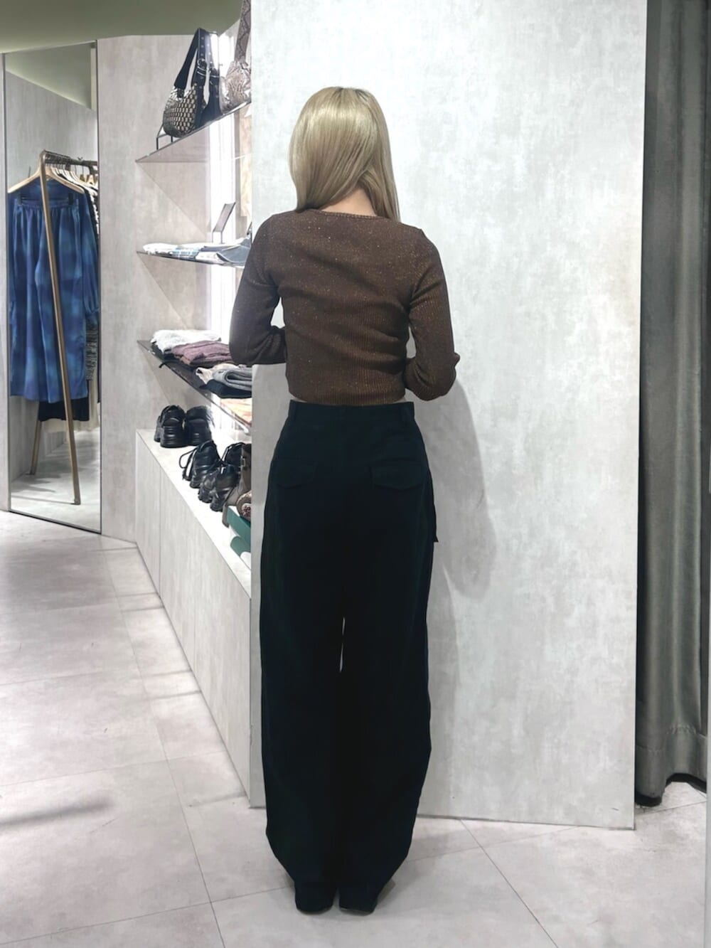 ブラック系のサンダル、ブラック系のカーゴパンツ、ブラウン系のニット/セーターを着用したレディースの秋コーディネートの3枚目の写真