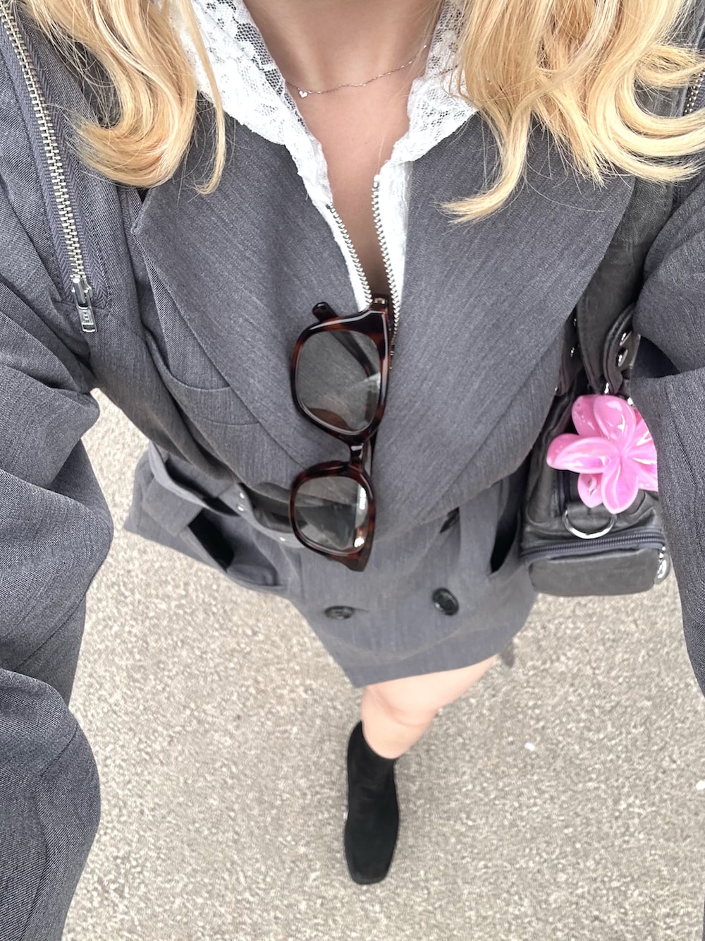 グレー系のテーラードジャケット、ホワイト系のパーカー、ブラック系のブーツを着用したレディースの春コーディネートの4枚目の写真