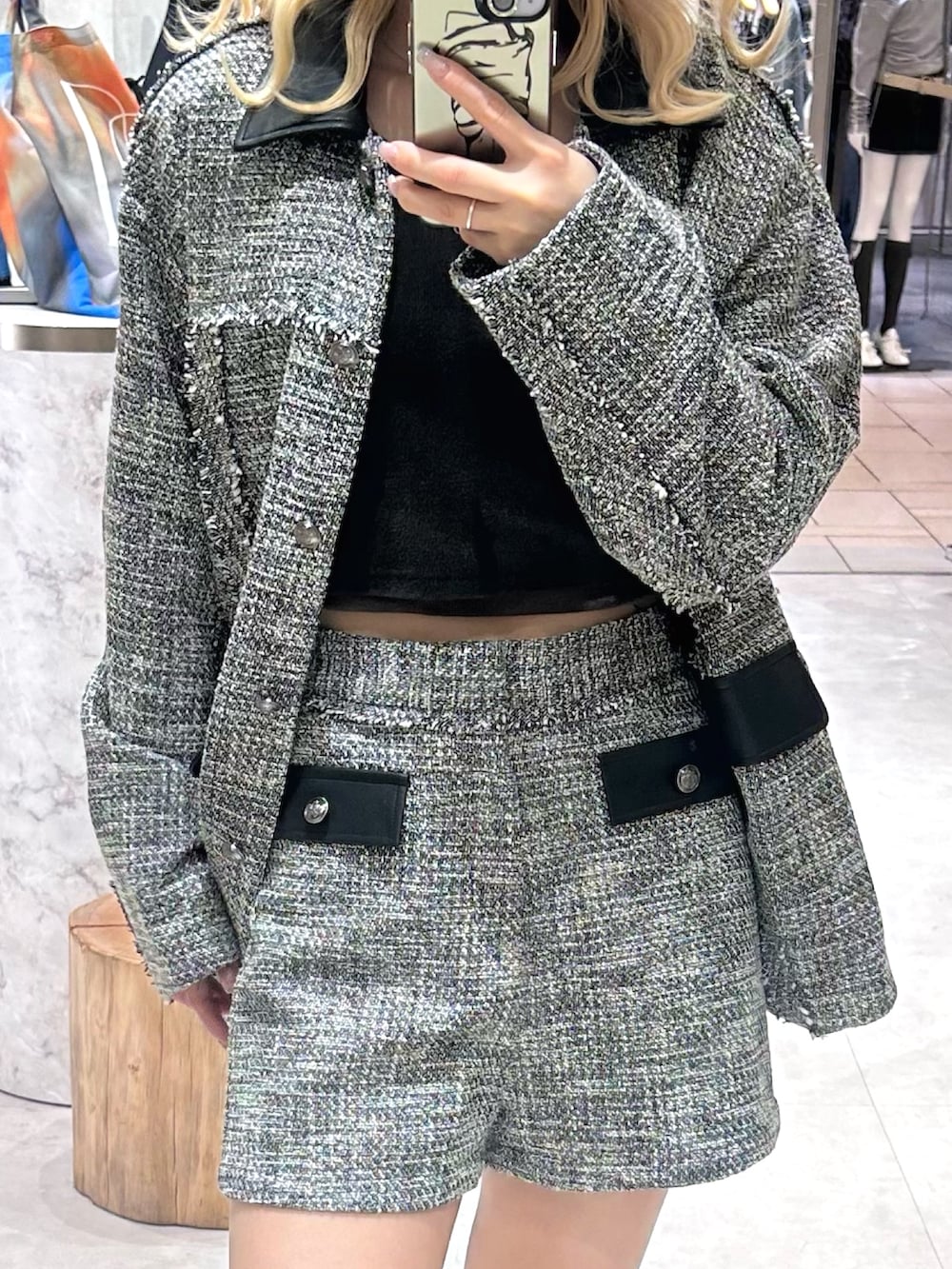 グレー系のテーラードジャケット、グレー系のその他パンツ、ブラック系のブーツを着用したレディースの春コーディネートの5枚目の写真