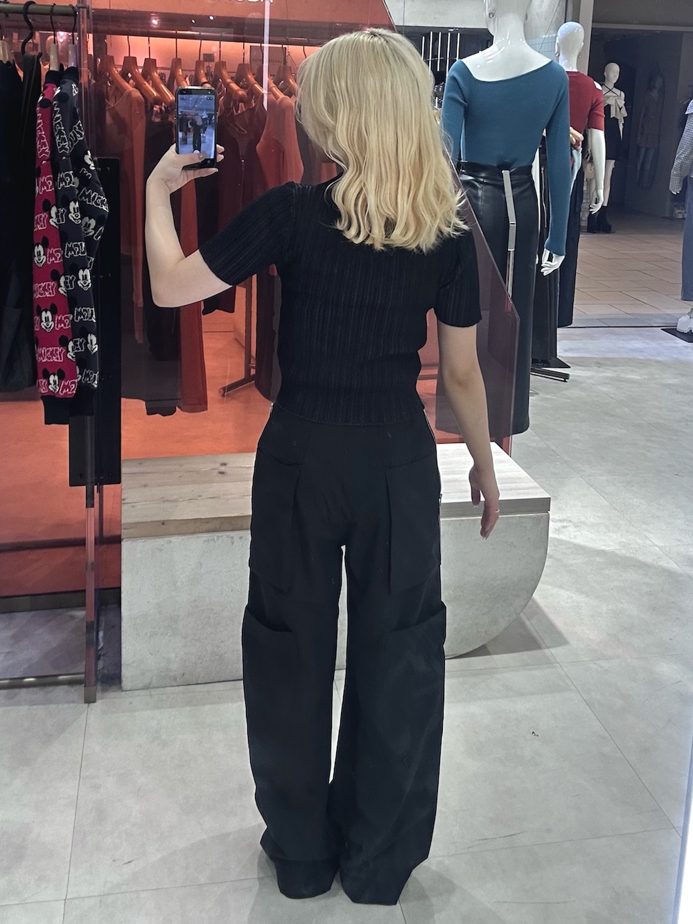 ブラック系のカーゴパンツ、その他のスニーカー、ブラック系のニット/セーターを着用したレディースの春コーディネートの3枚目の写真