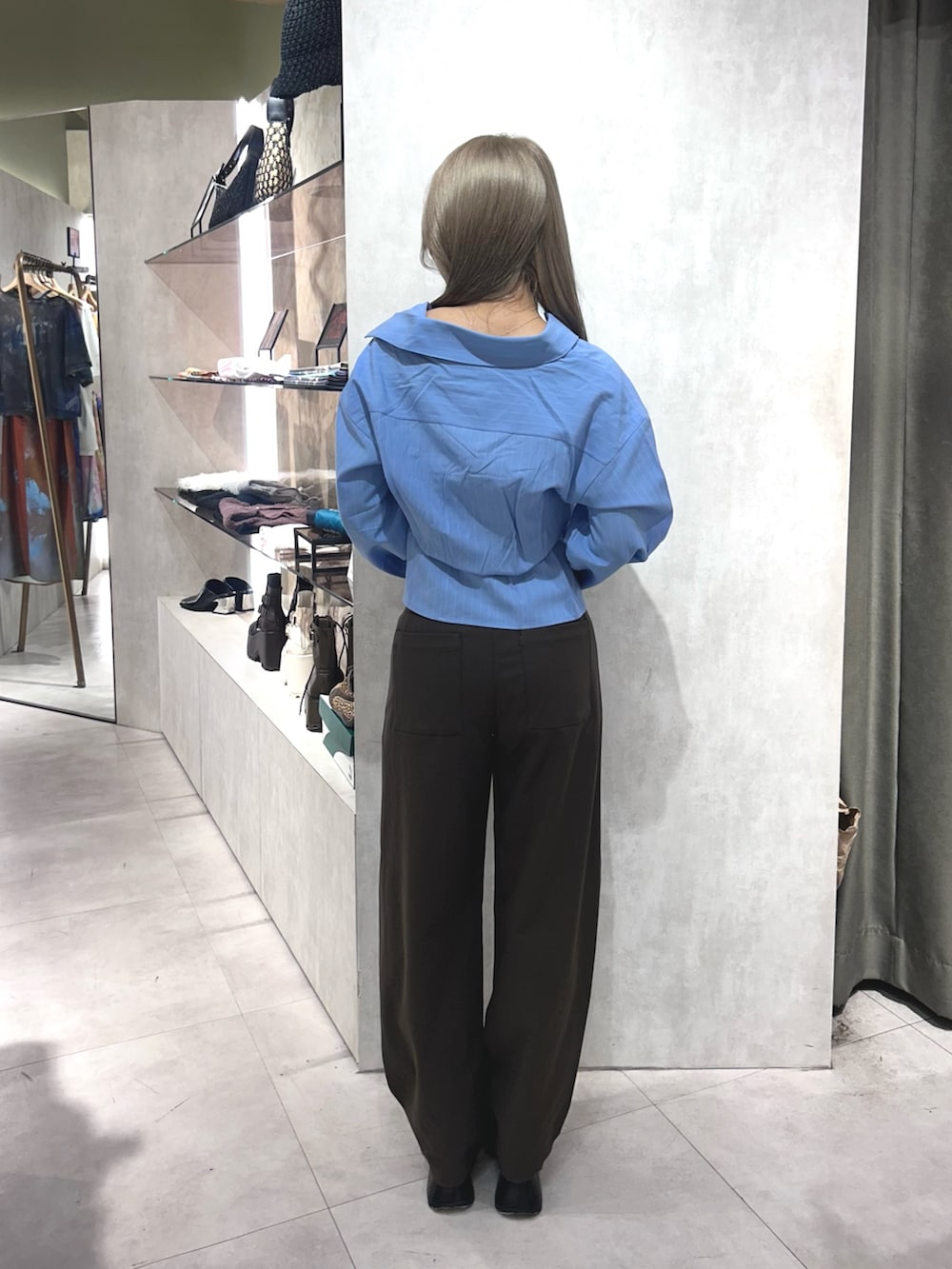 ブラック系のサンダル、ブラウン系のその他パンツ、ブルー系のシャツ/ブラウスを着用したレディースの夏コーディネートの3枚目の写真
