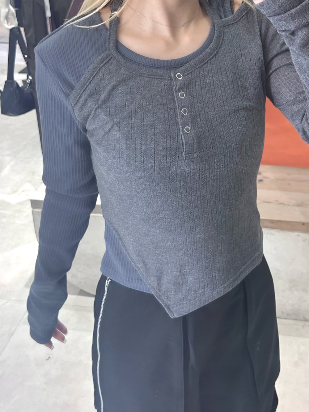 ブラック系のパンプス、グレー系のTシャツ/カットソー、ブラック系のカーゴパンツを着用したレディースの春コーディネートの5枚目の写真