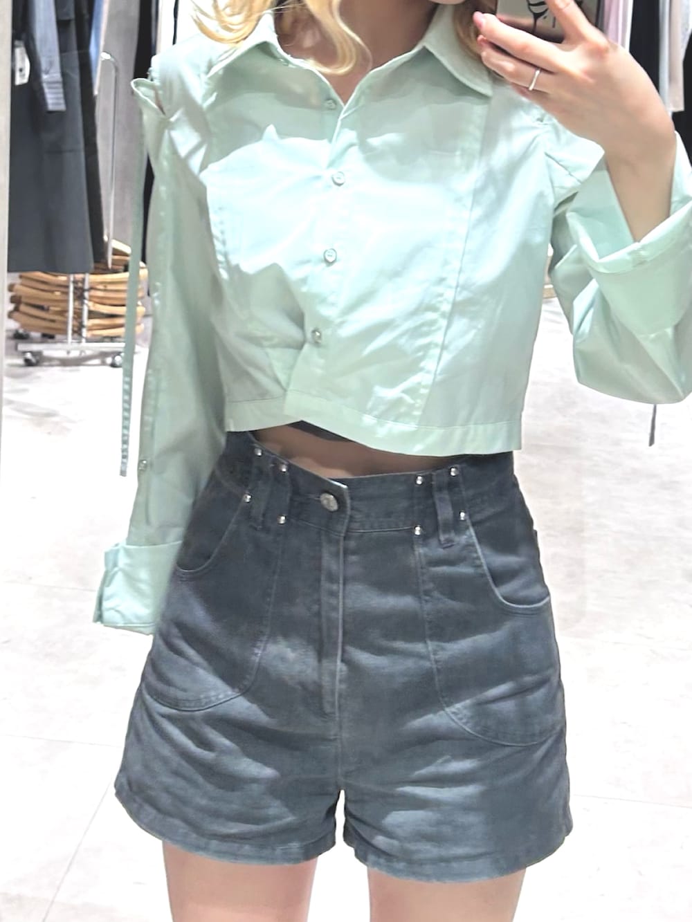 グレー系のその他パンツ、グリーン系のシャツ/ブラウス、ブラック系のブーツを着用したレディースの春コーディネートの4枚目の写真