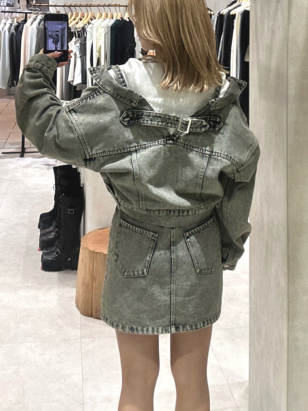 ブラック系のブーツ、ホワイト系のTシャツ/カットソー、グリーン系のデニムジャケットを着用したレディースの冬コーディネートの3枚目の写真