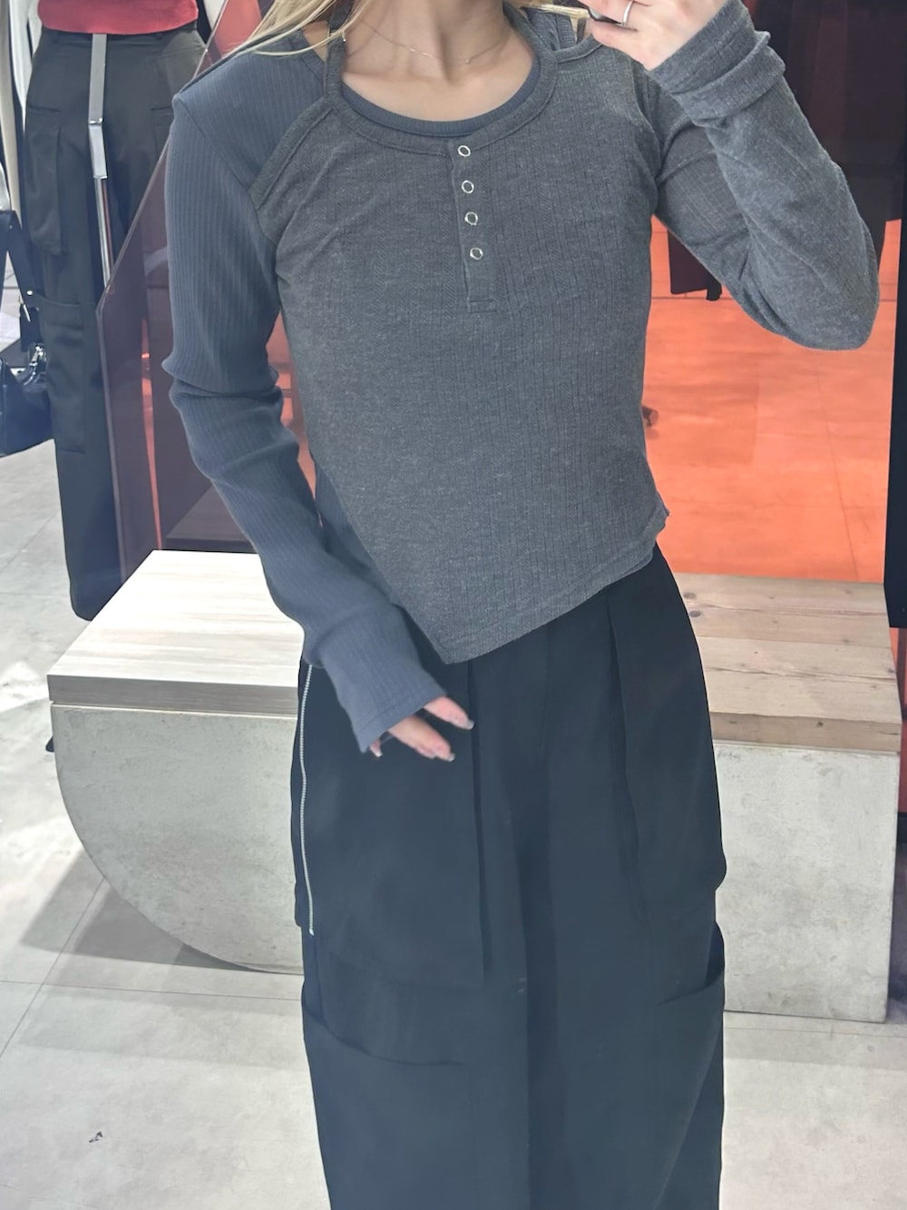 ブラック系のパンプス、グレー系のTシャツ/カットソー、ブラック系のカーゴパンツを着用したレディースの春コーディネートの4枚目の写真